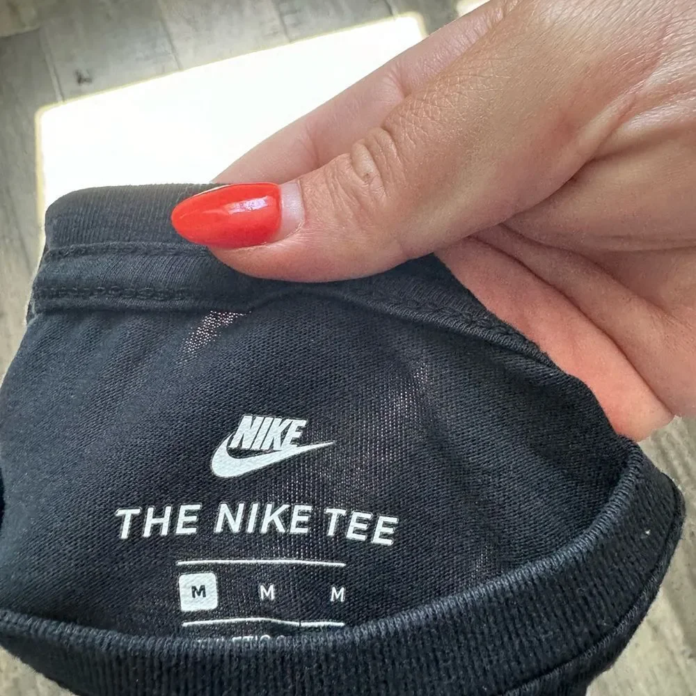 BOYS NIKE LONGSLEEVE SIZE MEDIUM